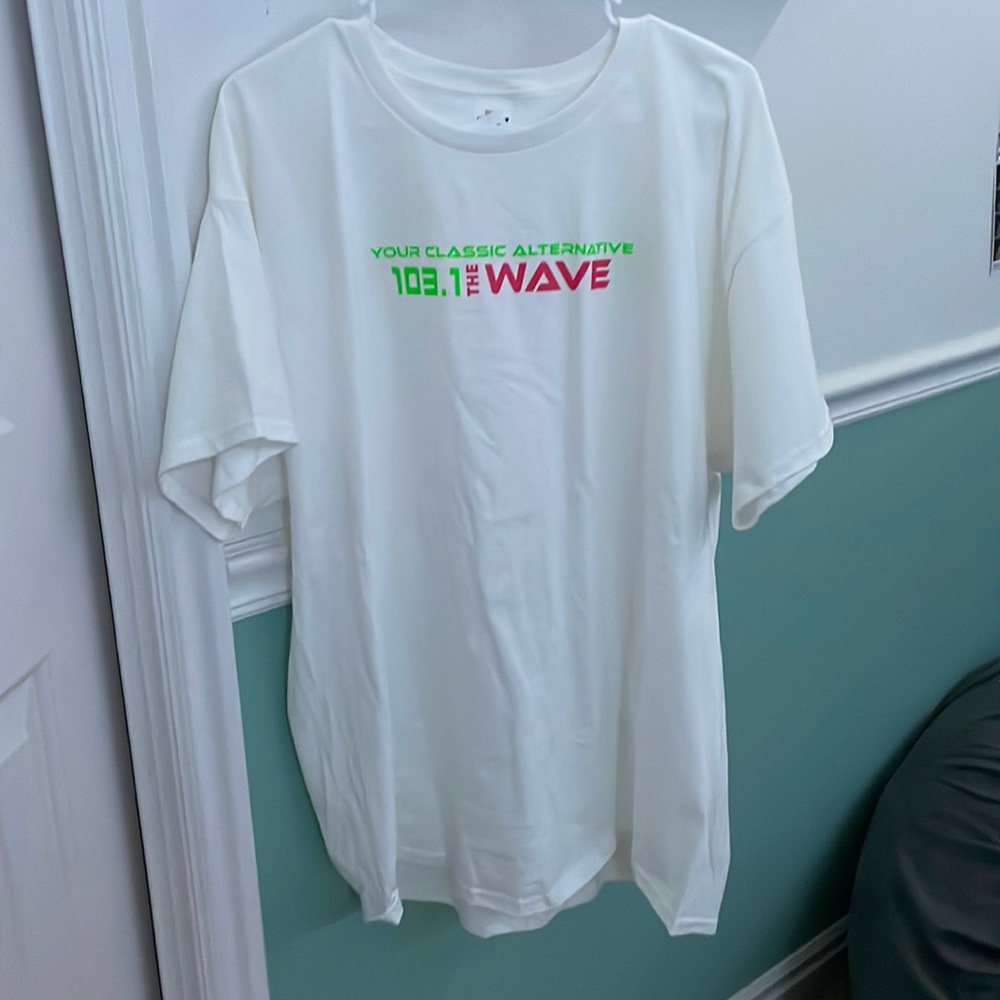 your classic alternative 103.1 the wave t-shirt💗💚